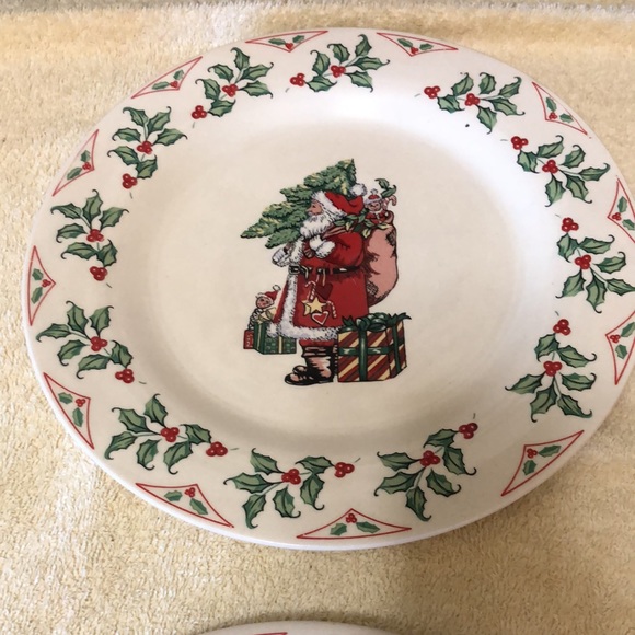 Two Gibson Housewares Santa Claus w/ Christmas Tree & Gifts 10.75” Dinne… - Picture 2 of 6